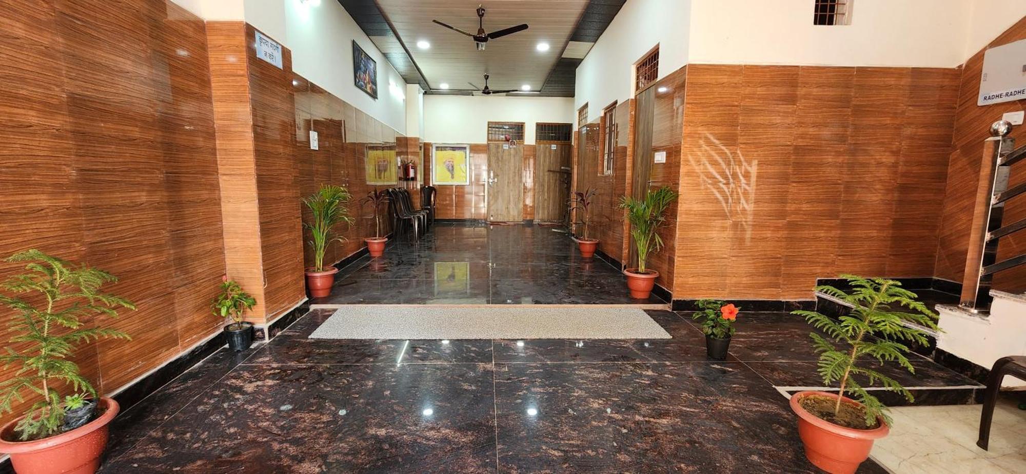 Hotel Shree Radha Rani Dham, Near Iskcon And Prem Mandir Vrindāvan Esterno foto