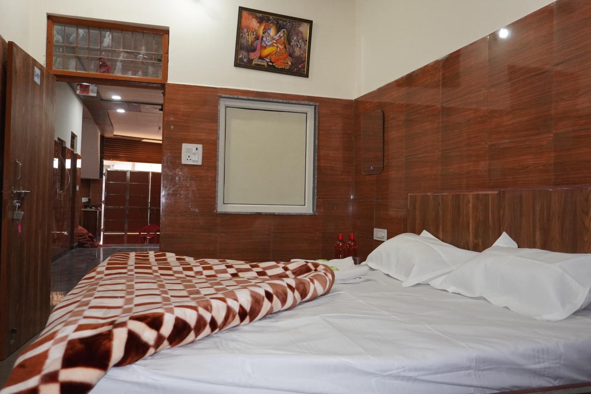 Hotel Shree Radha Rani Dham, Near Iskcon And Prem Mandir Vrindāvan Esterno foto