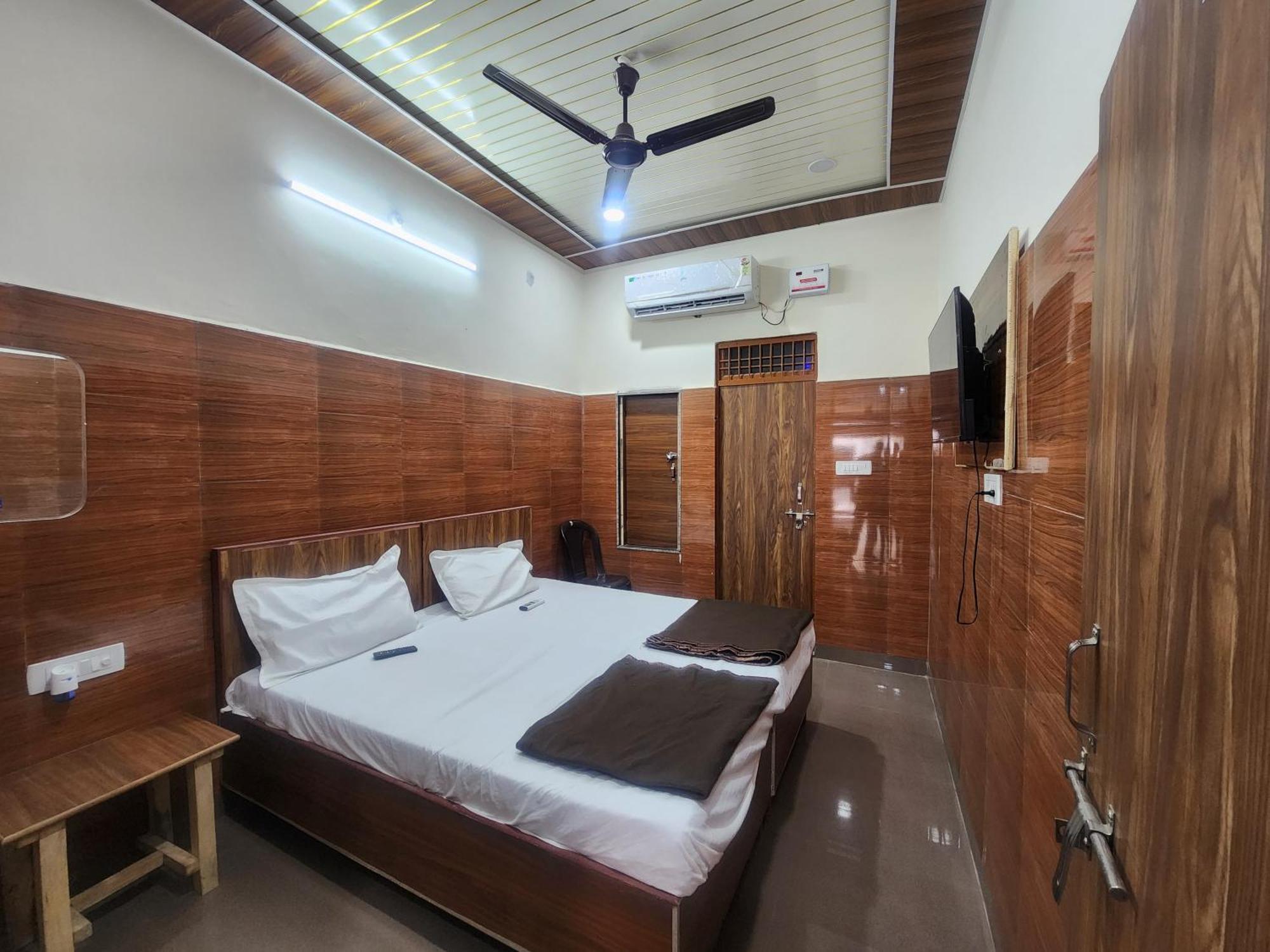 Hotel Shree Radha Rani Dham, Near Iskcon And Prem Mandir Vrindāvan Esterno foto